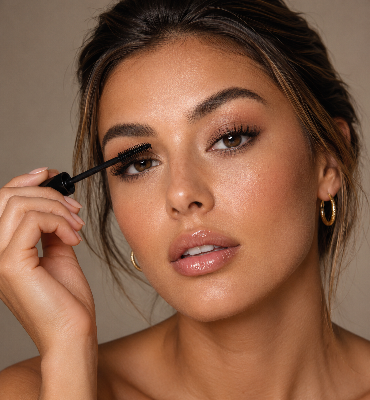 Model applying Lumière Noir Lash mascara