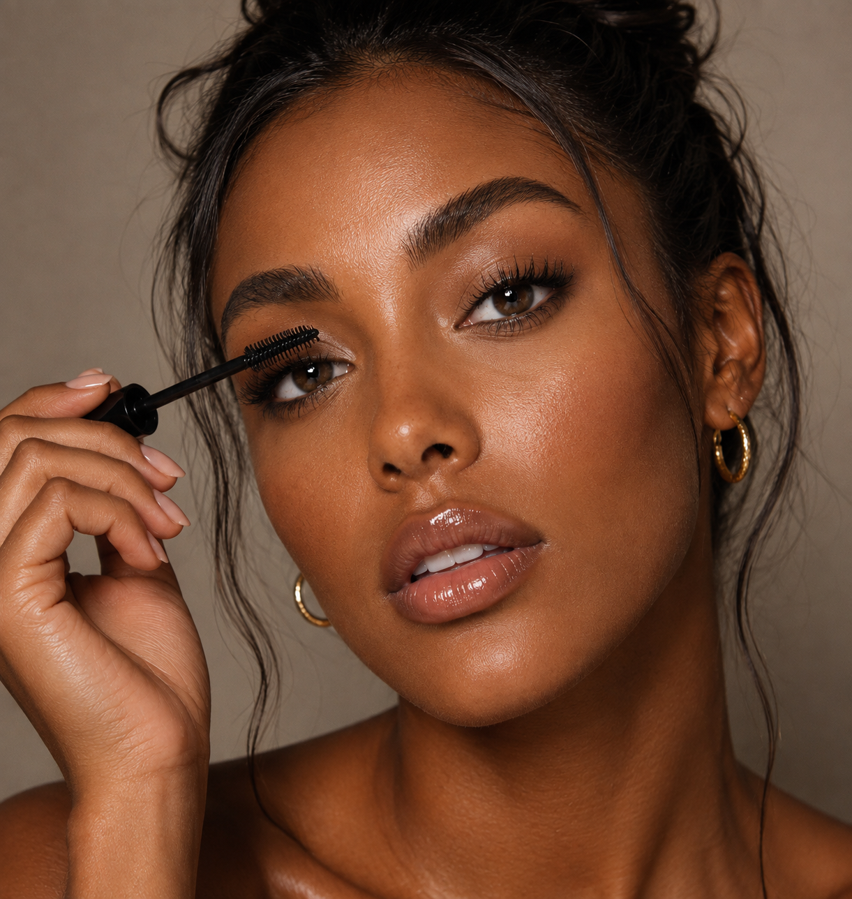 Model applying Lumière Noir Lash mascara
